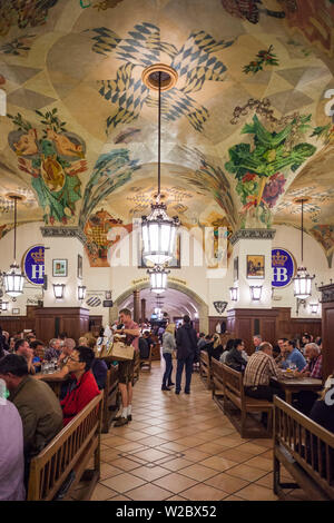 Deutschland, Bayern, München, Hofbräuhaus, älteste Jugendbund in München, erbaut im Jahre 1644, Innenraum Stockfoto