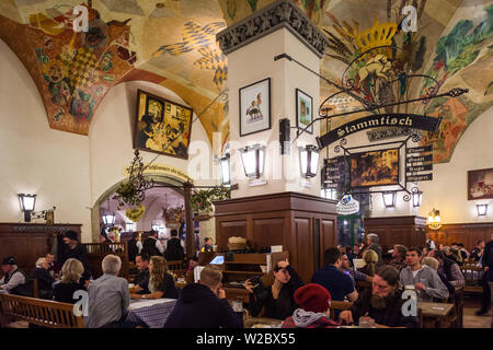 Deutschland, Bayern, München, Hofbräuhaus, älteste Jugendbund in München, erbaut im Jahre 1644, Innenraum Stockfoto