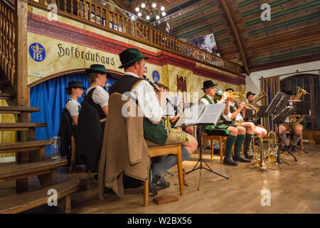 Deutschland, Bayern, München, Hofbräuhaus, älteste Jugendbund in München, erbaut im Jahre 1644, Ballsaal, mit Orchester Stockfoto