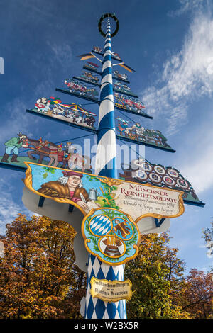 Deutschland, Bayern, München, Viktualienmarkt, Lebensmittelmarkt, bayerischen Maibaum Stockfoto