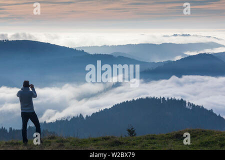 Deutschland, Baden-Wurttemburg, Schwarzwald, Belchen-Berg, Gipfel Blick auf die Vogesen in Frankreich mit Herbstnebel und Leute Stockfoto