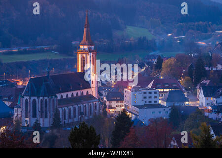 Deutschland, Baden-Wurttemburg, Schwarzwald, Titisee-Neustadt, Neustadt, Erhöhte Ansicht mit Stadtkirche, Dämmerung Stockfoto