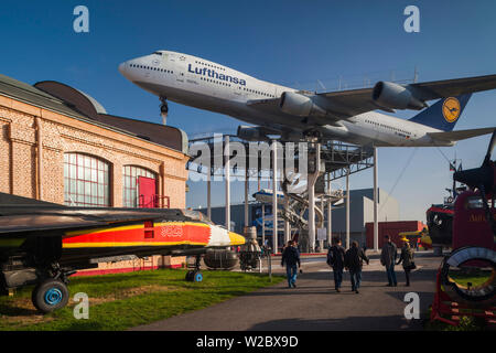 Deutschland, Rheinland-Pfalz, Speyer, Technik Museum Speyer, Verkehrsflugzeug Anzeige einschließlich erhöhte Boeing 747 Stockfoto