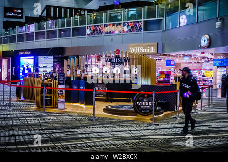 Singapur - Mai 8, 2019: Reisende bewegen und Shopping in Changi Flughafen, Terminal 3, Singapur. Stockfoto