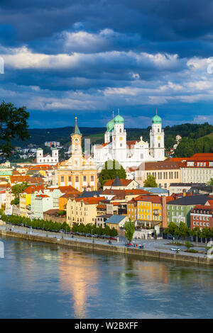 Erhöhten Blick auf die malerische Stadt Passau, Passau, Niederbayern, Bayern, Deutschland Stockfoto