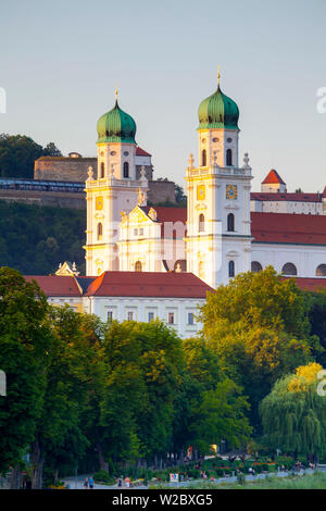 Dom St. Stephan und Veste Oberhaus beleuchtet bei Sonnenuntergang, Passau, Niederbayern, Bayern, Deutschland Stockfoto