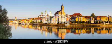 St. Paul's Kirche & St. Stephans Kathedrale beleuchtet bei Sonnenuntergang, Passau, Niederbayern, Bayern, Deutschland Stockfoto