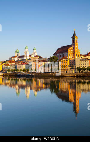 St. Paul's Kirche & St. Stephans Kathedrale beleuchtet bei Sonnenuntergang, Passau, Niederbayern, Bayern, Deutschland Stockfoto