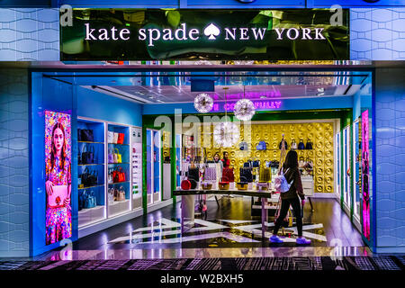 Singapur - Mai 8, 2019: Reisende bewegen und Shopping in Changi Flughafen, Terminal 3, Singapur. Stockfoto