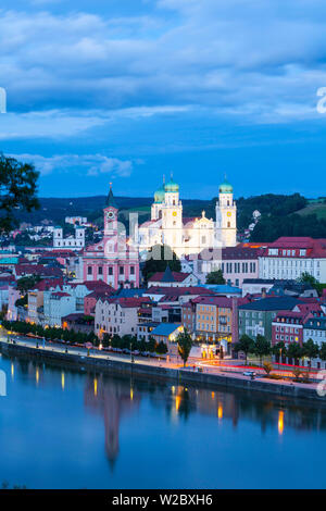 Erhöhten Blick auf die malerische Stadt Passau leuchtet in der Dämmerung, Passau, Niederbayern, Bayern, Deutschland Stockfoto