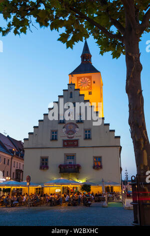 Rathaus (Town Hall) leuchtet in der Dämmerung, Deggendorf, Niederbayern, Bayern, Deutschland Stockfoto