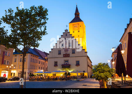 Rathaus (Town Hall) leuchtet in der Dämmerung, Deggendorf, Niederbayern, Bayern, Deutschland Stockfoto