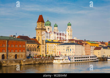 Rathaus (Rathaus) und die Donau, Passau, Niederbayern, Bayern, Deutschland Stockfoto