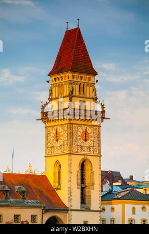 Rathaus (Rathaus) Clock Tower leuchtet bei Sonnenaufgang, Passau, Niederbayern, Bayern, Deutschland Stockfoto