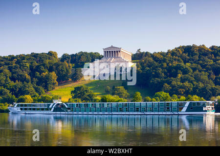 Blick auf die Valhalla Hall of Fame auf der Donau in der Nähe von Donaustauf, Walhalla, Oberpfalz, Bayern, Deutschland Stockfoto