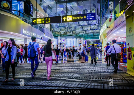 Singapur - Mai 8, 2019: Reisende bewegen und Shopping in Changi Flughafen, Terminal 3, Singapur. Stockfoto