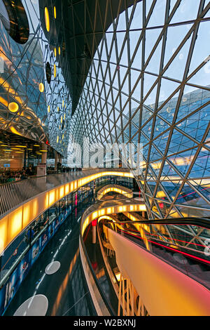 Glas und Rolltreppe am MyZeil Shopping Mall, Frankfurt, Hessen, Deutschland Stockfoto