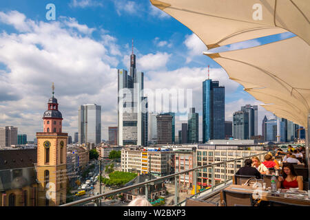 Deutschland, Hessen, Frankfurt am Main, die Skyline der Stadt mit St. Katherine's Kirche (St.-Katharinen-Kirche) (Katharinenkirche) Stockfoto