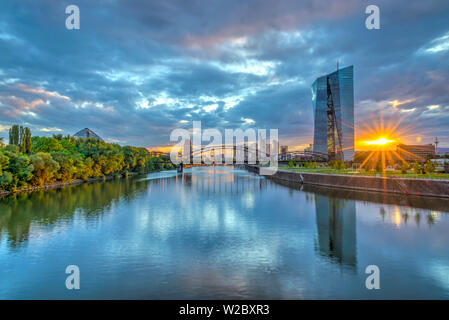 Deutschland, Hessen, Frankfurt am Main, Ostend, Main, der Europäischen Zentralbank und der Frankfurter Skyline. Stockfoto