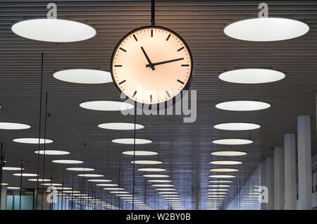 Dänemark, Zealand, Kopenhagen, Kopenhagen Intertnational Flughafen, Innere des Terminal 2 mit Uhr Stockfoto