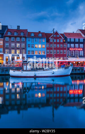 Dänemark, Seeland, Kopenhagen, Nyhavn Hafen am Abend Stockfoto