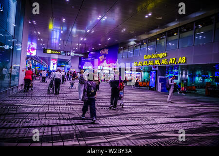 Singapur - Mai 8, 2019: Reisende bewegen und Shopping in Changi Flughafen, Terminal 3, Singapur. Stockfoto