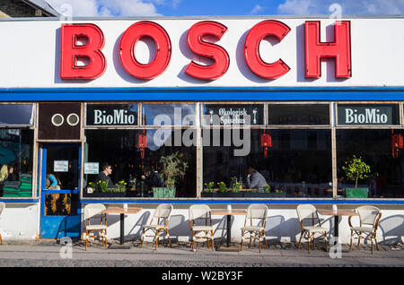 Dänemark, Zealand, Kopenhagen, Vesterbro, Kodbyen ehemaligen Fleischverpackung Bezirk, Bio Mio-Bio-Restaurant im ehemaligen Bosch-Schaufenster Stockfoto