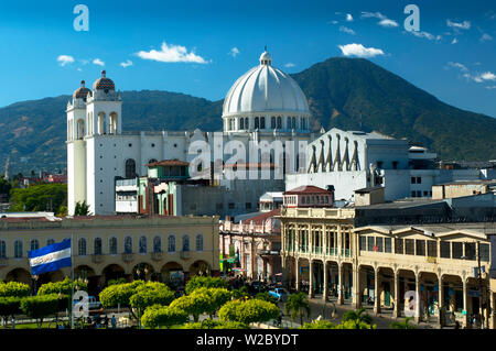 San Salvador, El Salvador, Plaza Libertad, die Metropolitan Kathedrale des Heiligen Erlöser, San Salvador Volcano bestehend aus El Boquerón Vulkan Krater und der legendäre Picacho Peak Stockfoto