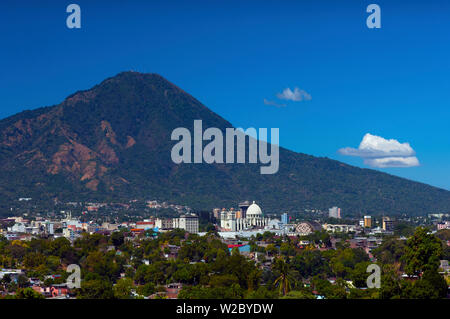 San Salvador, El Salvador, Iconic El Picacho Peak, oberhalb der Stadt, San Salvador Vulkan, die Metropolitan Kathedrale des Heiligen Erlösers Steigende Stockfoto