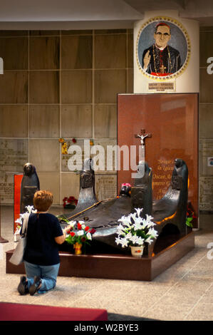 San Salvador, El Salvador, Metropolitan Kathedrale des Heiligen Erlösers, Grab von Erzbischof Oscar Romero, der Schutzpatronin von El Salvador, ermordet im Jahre 1980 während des Bürgerkriegs Stockfoto