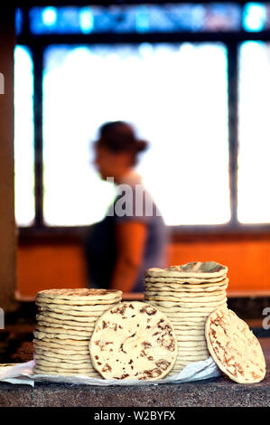 El Salvador, Küche, Stapel von großen Tortillas, Coffee Farm, Küche Kochen, Finca Malacara, Hängen des Santa Ana Vulkan, Stockfoto