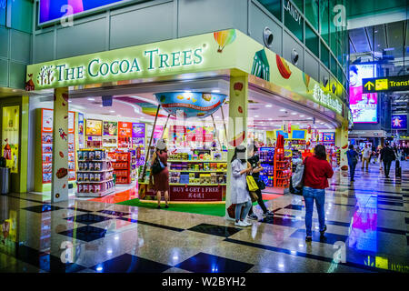 Singapur - Mai 8, 2019: Reisende bewegen und Shopping in Changi Flughafen, Terminal 3, Singapur. Stockfoto