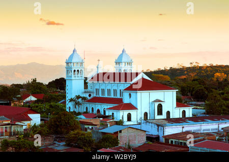 Juayua, El Salvador, Iglesia Santa Lucia, Kirche des Schwarzen Christus von Juayua, der Art der Blumen, Ruta De Las Flores, beliebten Touristenort, Sonnenuntergang, Abteilung von Sonsonate Stockfoto