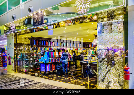 Singapur - Mai 8, 2019: Reisende bewegen und Shopping in Changi Flughafen, Terminal 3, Singapur. Stockfoto