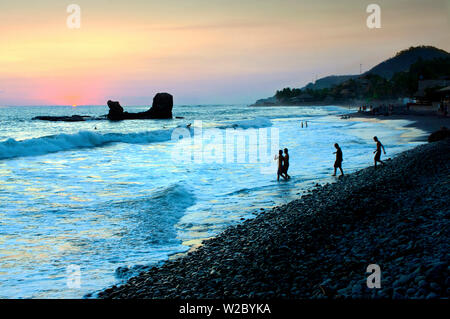 Playa El Tunco, El Salvador, Pacific Ocean Beach, beliebt bei Surfern, große Wellen, benannt nach der Felsformation, Tunco Schwein oder Schweinen, der Fels ähnelt einem Schwein schwimmt auf dem Rücken, Sonnenuntergang übersetzt Stockfoto