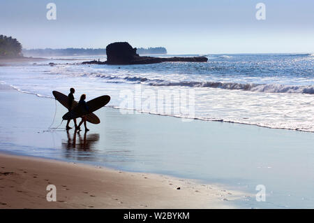 Playa El Tunco, El Salvador, Pacific Ocean Beach, beliebt bei Surfern, große Wellen, benannt nach dem Felsen Stockfoto