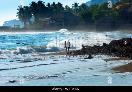 Playa El Tunco, El Salvador, Pacific Ocean Beach, beliebt bei Surfern, große Wellen, Strand Resorts Stockfoto