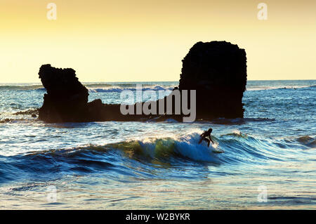 Playa El Tunco, El Salvador, Pacific Ocean Beach, beliebt bei Surfern, große Wellen, benannt nach der Felsformation, Tunco Schwein oder Schweinen, der Fels ähnelt einem Schwein schwimmt auf dem Rücken übersetzt Stockfoto