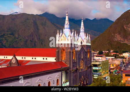 Kirche der Jungfrau des heiligen Wassers, Nuestra Señora del Agua Santa, neugotische Kirche, mit vulkanischen Felsen, Banos, Ecuador, Provinz Tungurahua gebaut Stockfoto