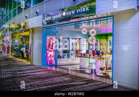 Singapur - Mai 8, 2019: Reisende bewegen und Shopping in Changi Flughafen, Terminal 3, Singapur. Stockfoto