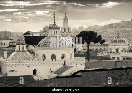 Zwei Kuppeln von La Iglesia de La Compania de Jesus, gefütterte Kuppel der Kirche El Sagrario, Glockenturm der Kathedrale von Quito (La Catedral), Quito, Ecuador Stockfoto