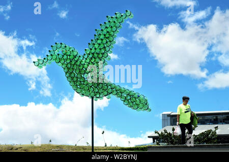 Parque Itchimbia, Vogel Skulptur aus recycelten Plastikflaschen, Quito, Ecuador Stockfoto