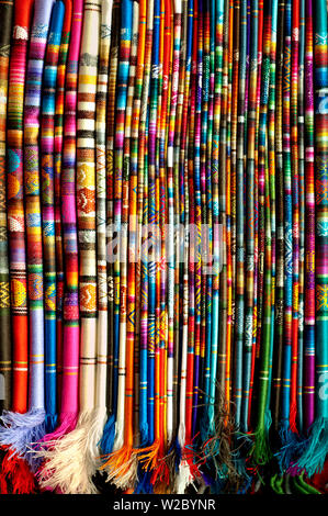 Handgewebte Textilien, zum Verkauf im Mercado Artesanal La Mariscal in Quito, Ecuador Stockfoto