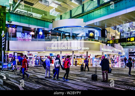 Singapur - Mai 8, 2019: Reisende bewegen und Shopping in Changi Flughafen, Terminal 3, Singapur. Stockfoto