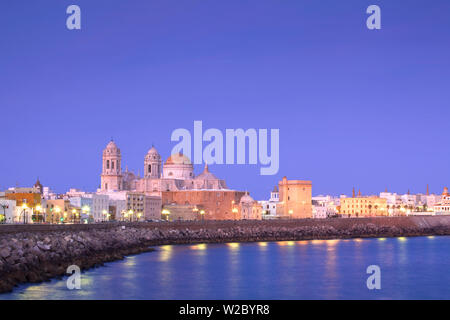 Kirche von Santa Cruz, der Kathedrale und Cadiz Skyline, Cadiz, Andalusien, Provinz Cadiz, Andalusien, Spanien Stockfoto