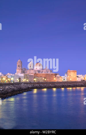 Kirche von Santa Cruz, der Kathedrale und Cadiz Skyline, Cadiz, Andalusien, Provinz Cadiz, Andalusien, Spanien Stockfoto