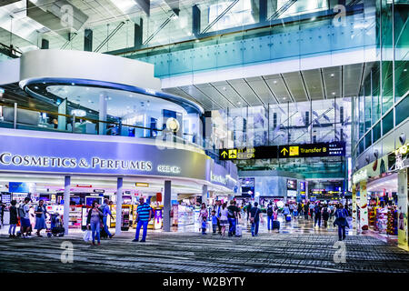 Singapur - Mai 8, 2019: Reisende bewegen und Shopping in Changi Flughafen, Terminal 3, Singapur. Stockfoto