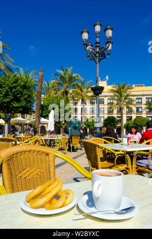 Spanien, Andalusien, Provinz Cadiz, Jerez de la Frontera Plaza del Arenal, chocolate con churros, Trinkschokolade und Donut Stockfoto