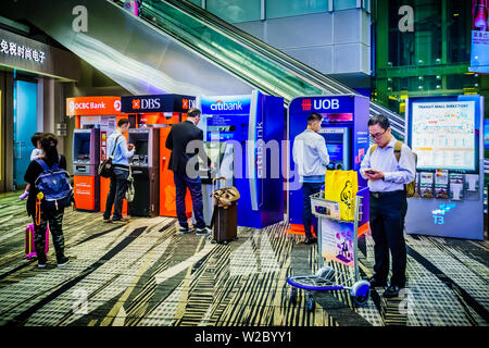 Singapur - Mai 8, 2019: Reisende durchführen, Bankdienstleistungen über ATM Maschinen vor dem Einsteigen in Changi Flughafen, Terminal 3, Singapur. Stockfoto