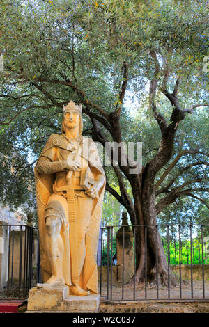 Die Statue von König Alfonso X am Eingang von Alcazar der christlichen Könige (Alcazar de los Reyes Cristianos), Cordoba, Andalusien, Spanien Stockfoto